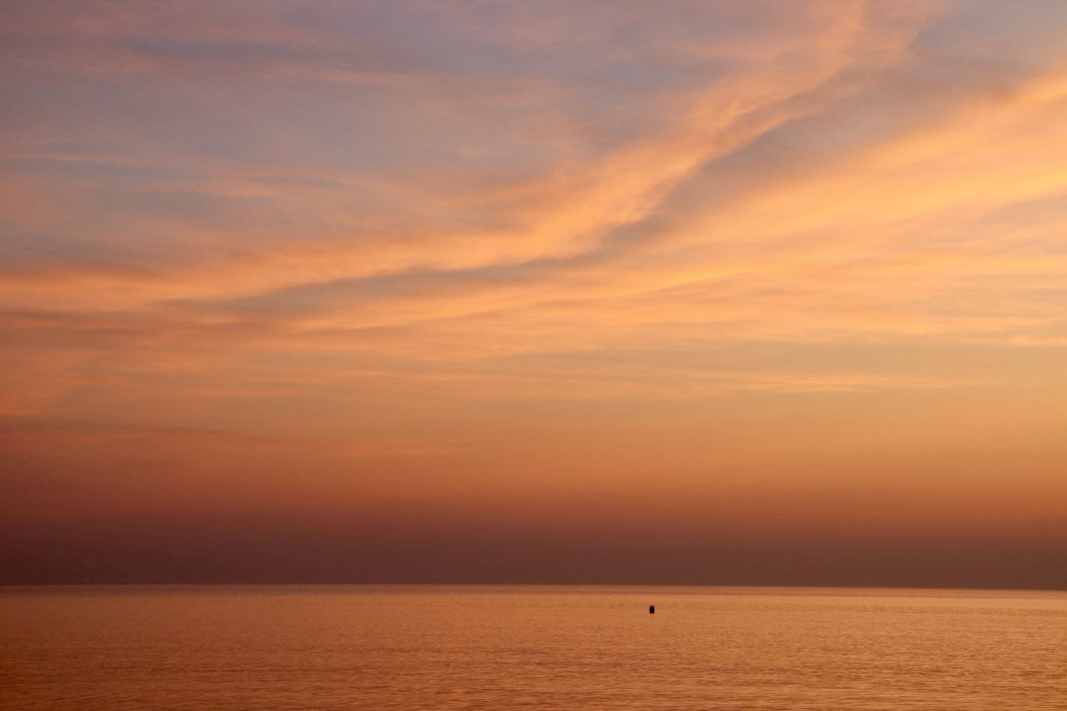Amanecer de nubes finas coloridas.