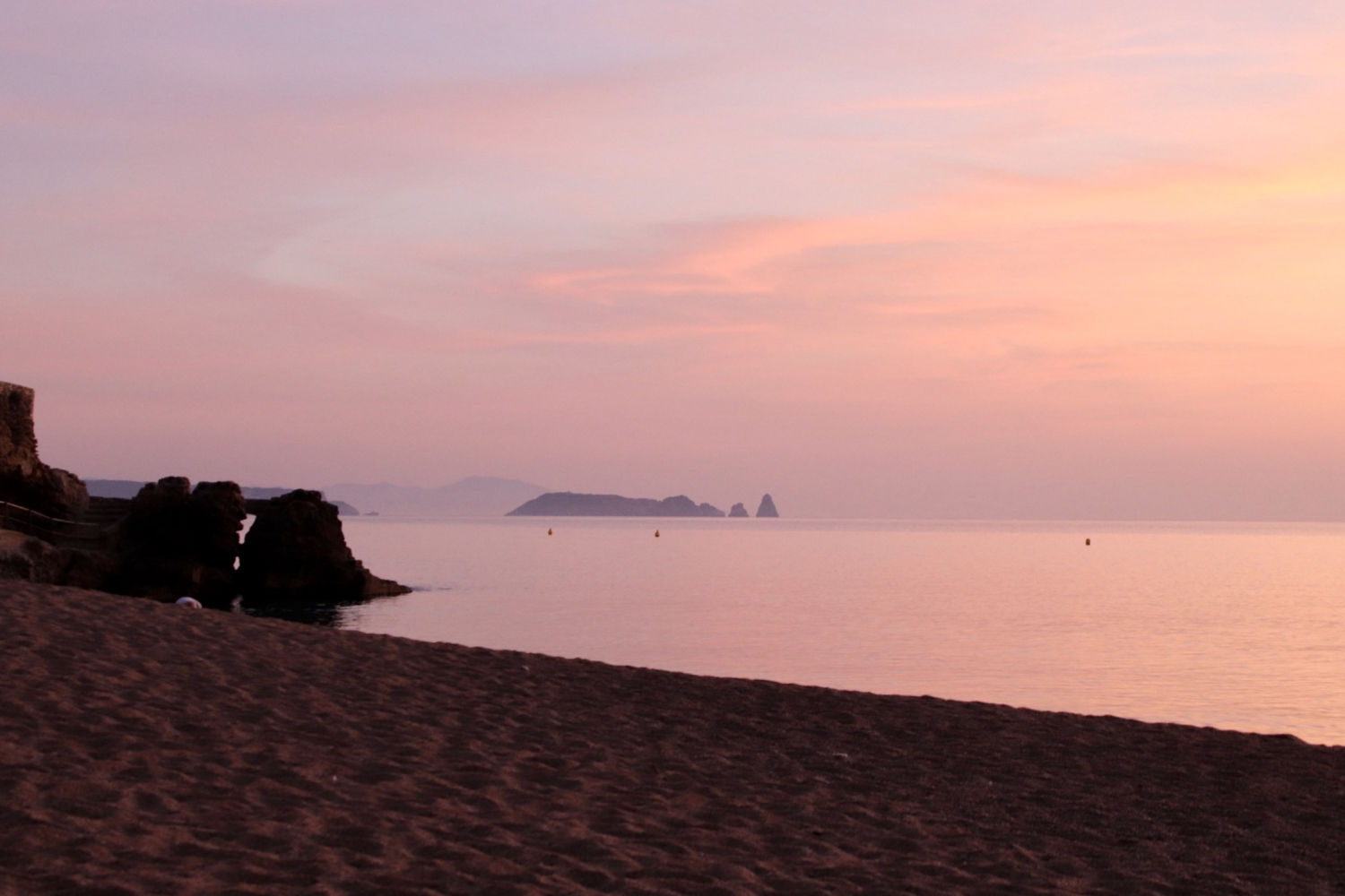 Amanecer de calima en la playa de Begur.