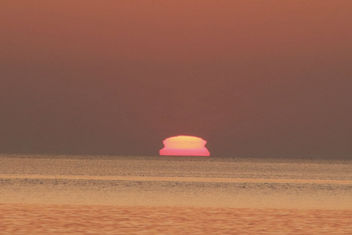 El sol sale y se deforma.