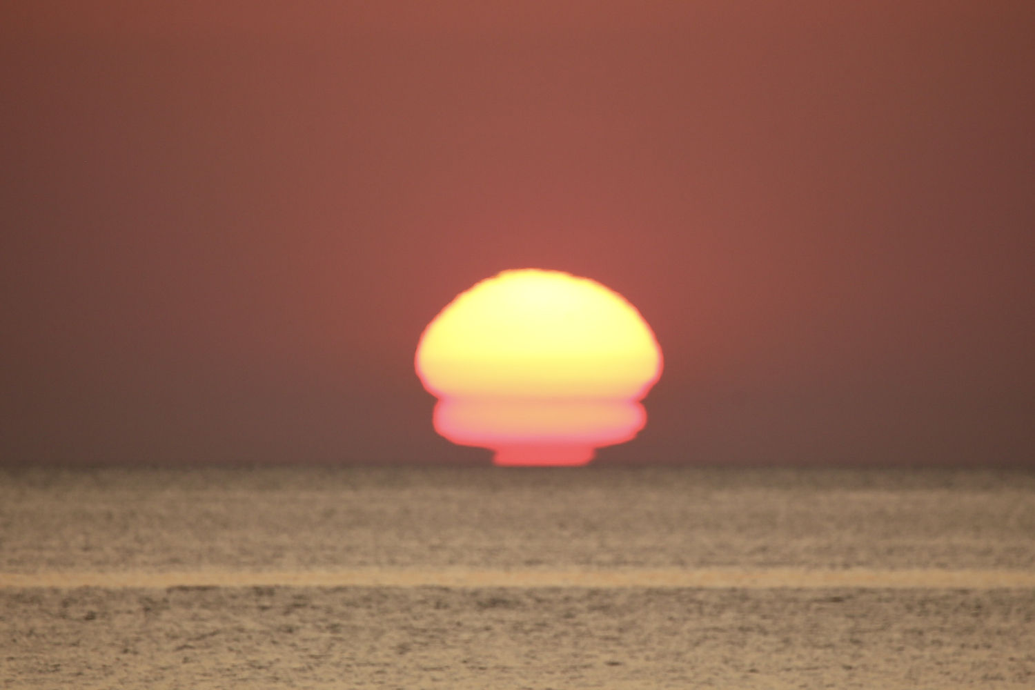 La deformación del sol al amanecer.