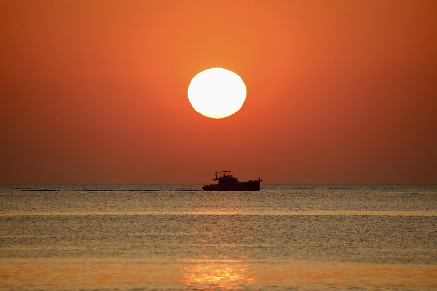 Reflejo del sol en el mar.