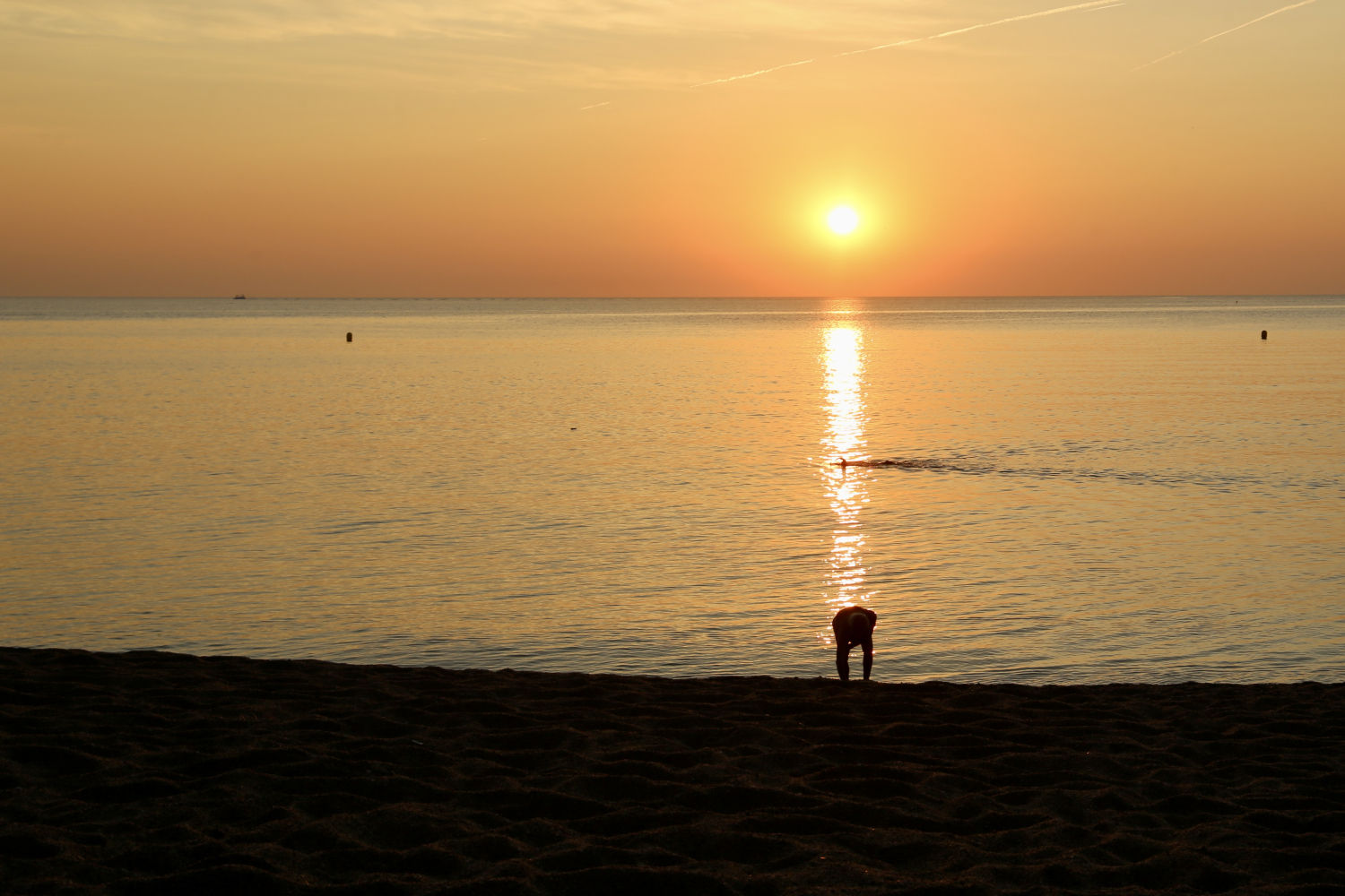El reflejo del sol llega a la playa de Begur.