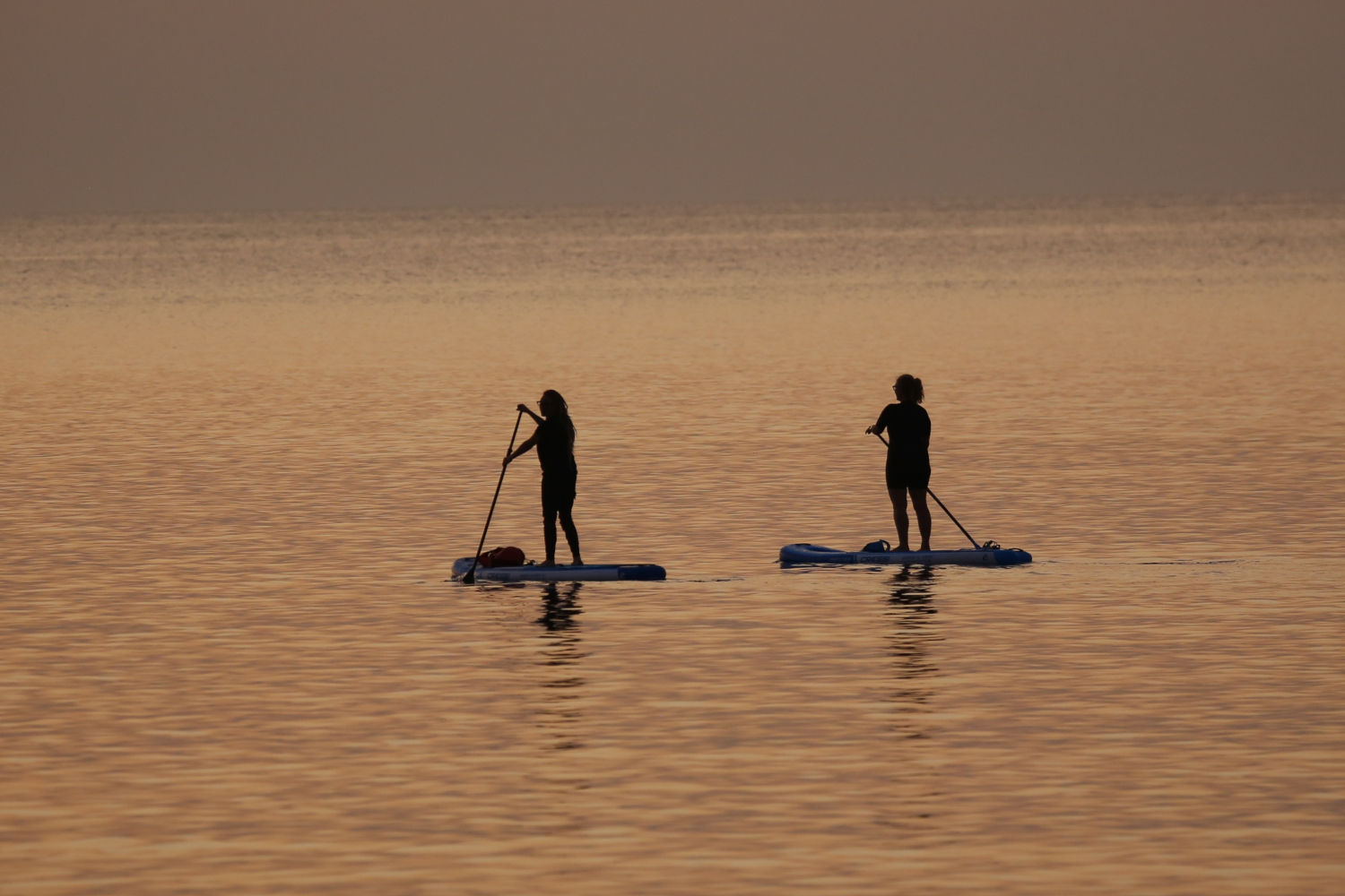 Pádel surf al amanecer en Begur.