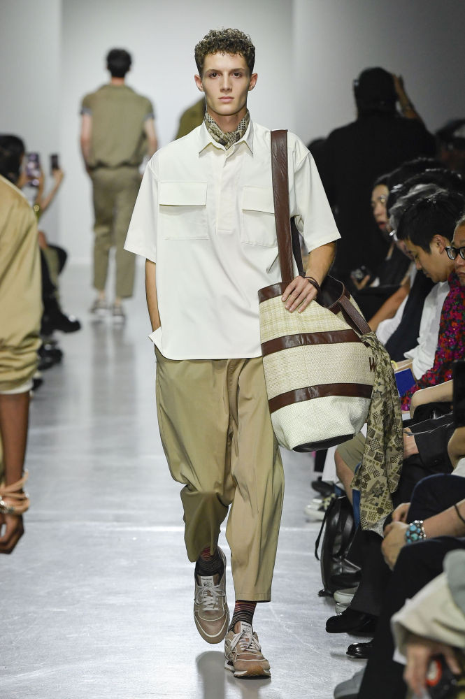 Modelo desfilando para el 'fashion show 2025' de la firma White Mountaineering