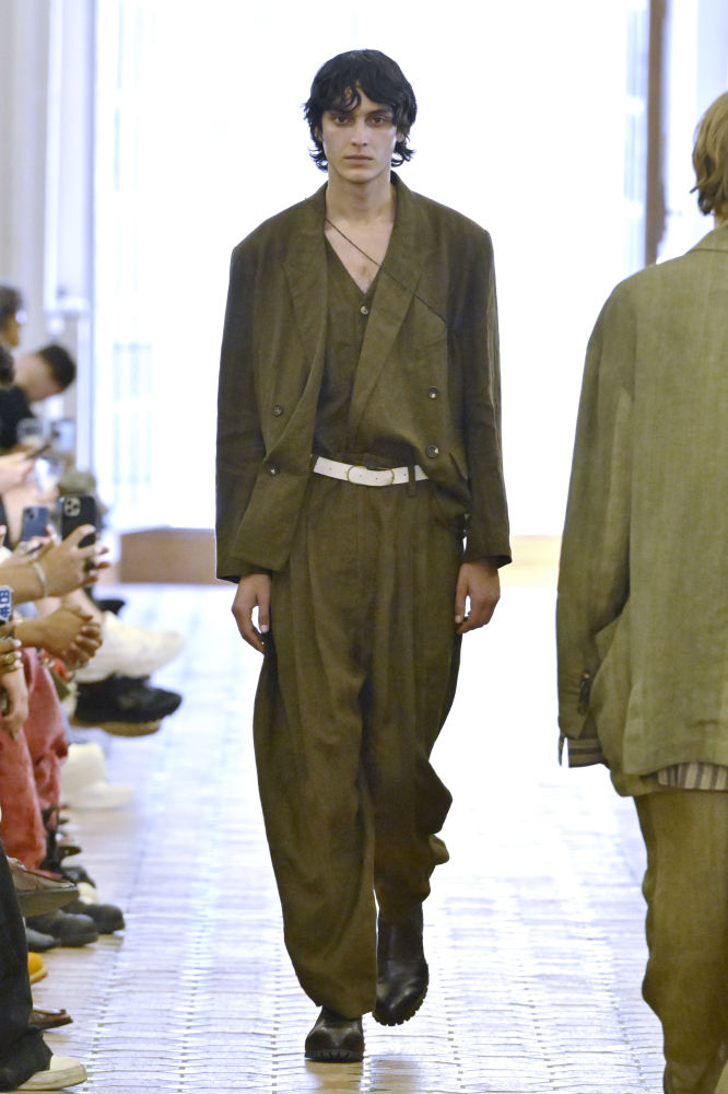 Modelo con look de Ziggy Chen