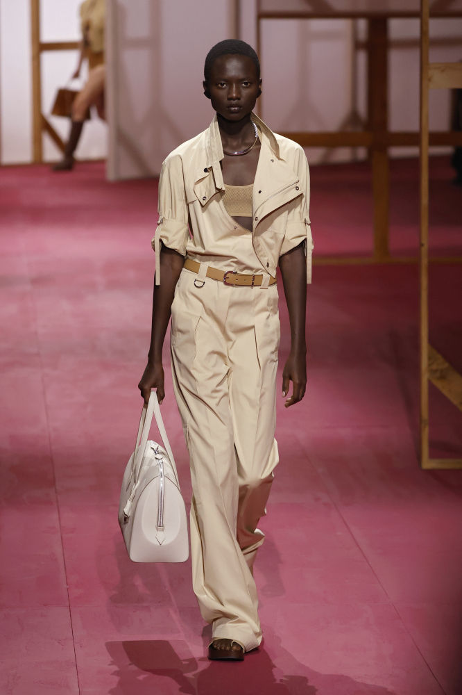 Modelo desfilando para la firma Hermès