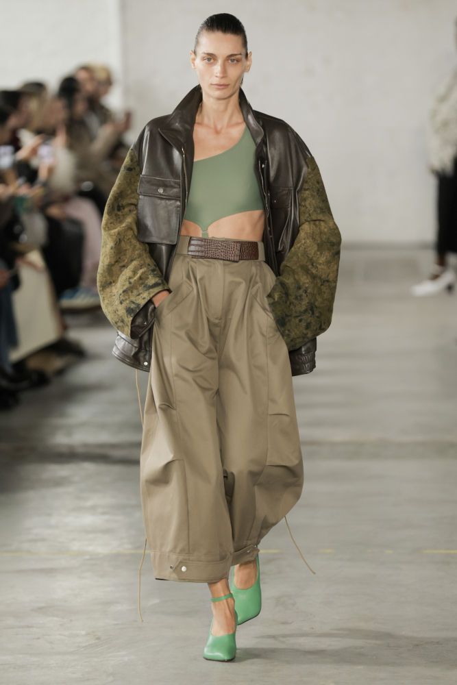 Modelo con conjunto verdoso de la firma Niccolo Pasqualetti