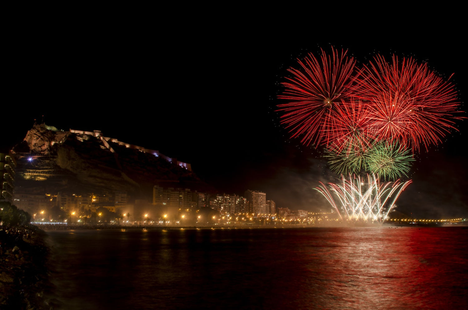 Espectáculo pirotécnico en la playa.