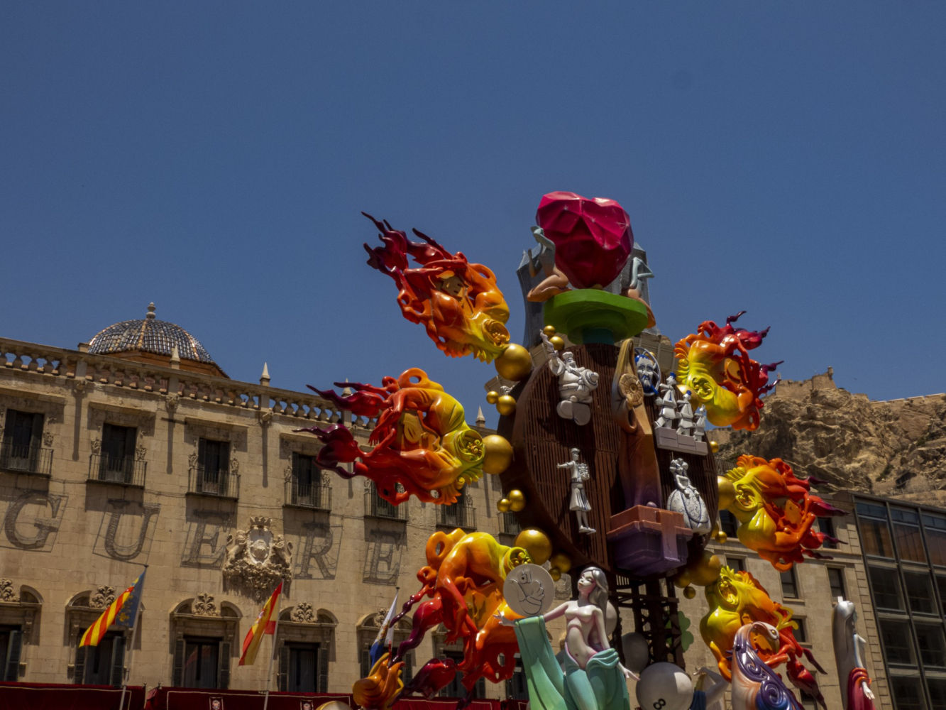 Vistosa 'foguera' en la playa del ayuntamiento.