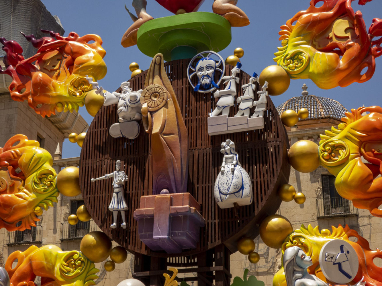 Una 'foguera' ricamente decorada.