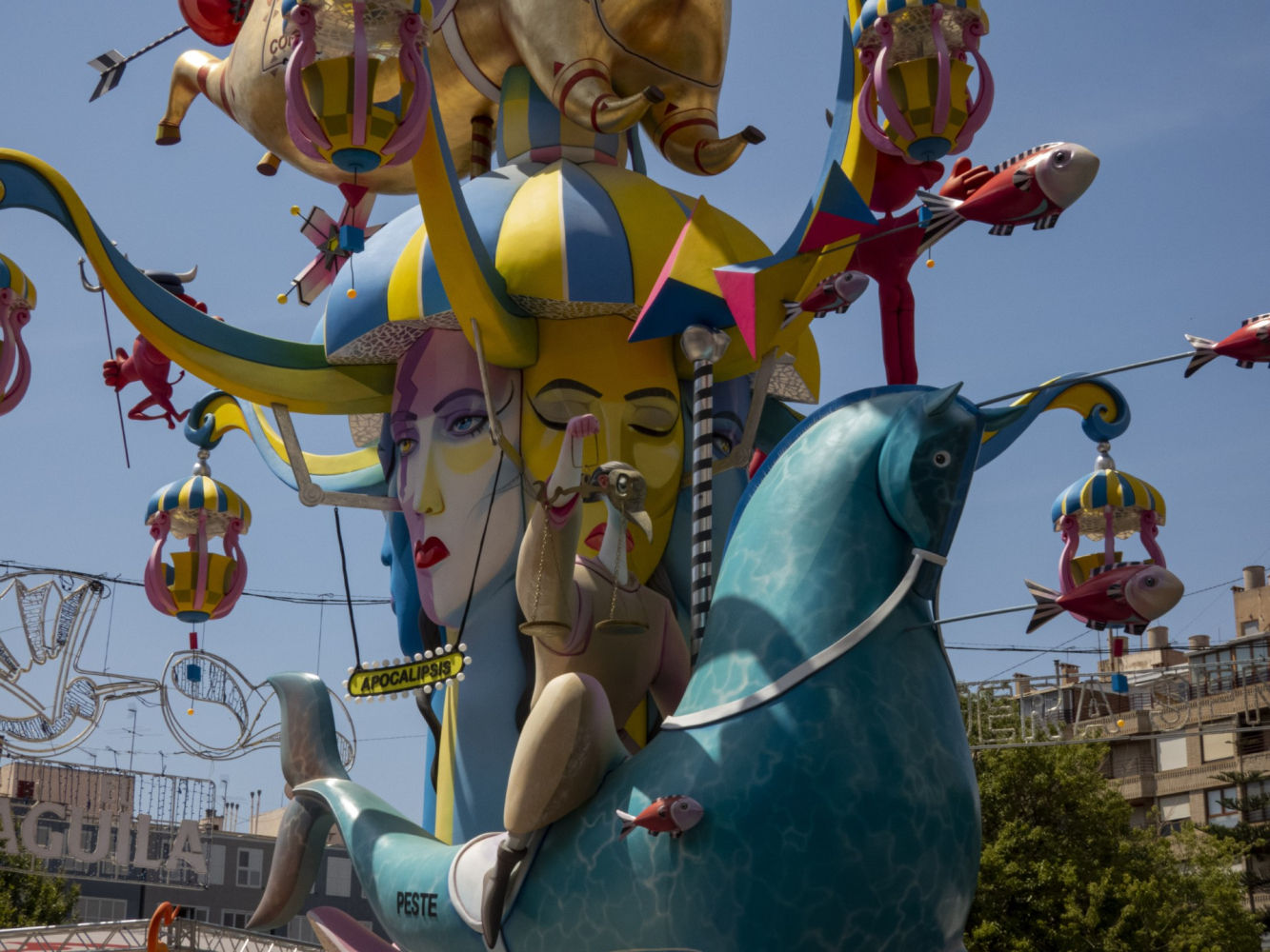 Riqueza decorativa de Les Fogueres de Sant Joan de Alicante.