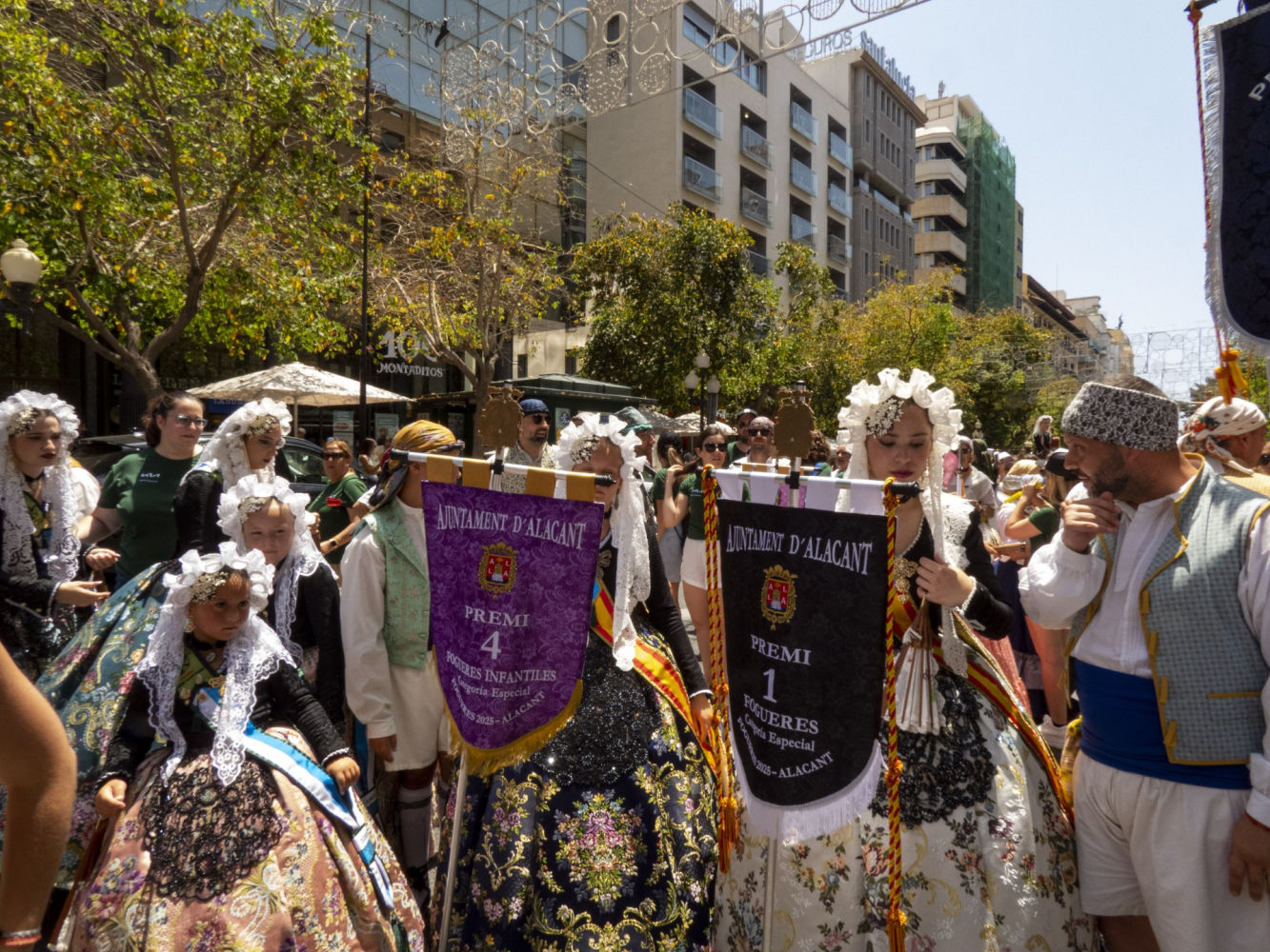 Celebrando el primer premio de su 'foguera'.