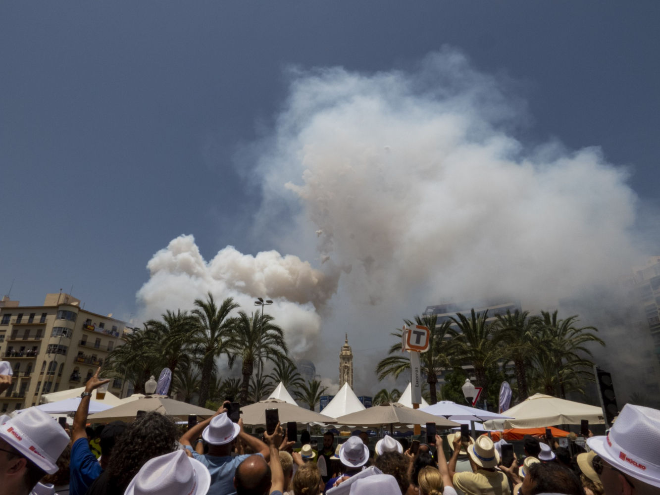 Mascletá en la Plaça Estels.