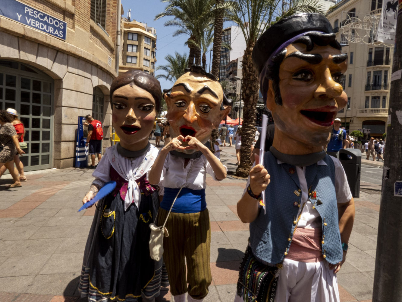 Nans haciendo la forma del corazón.