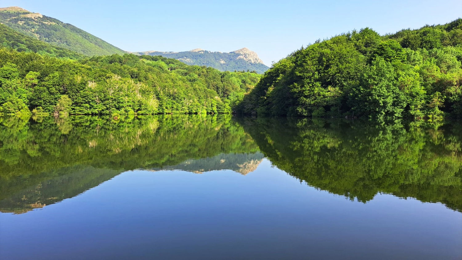 Reflejos en las aguas del pantano de Santa Fe del Montseny.