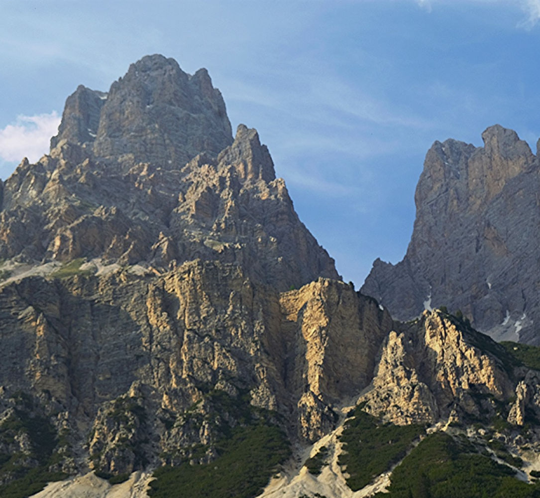 La verticalidad de las paredes de las Dolomitas.