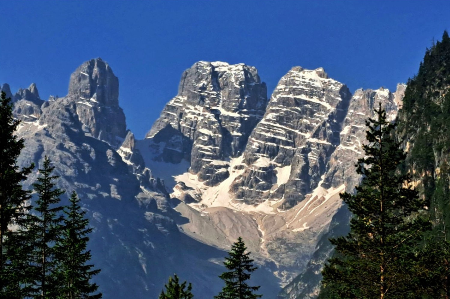 Perfil escarpado de las Dolomitas.