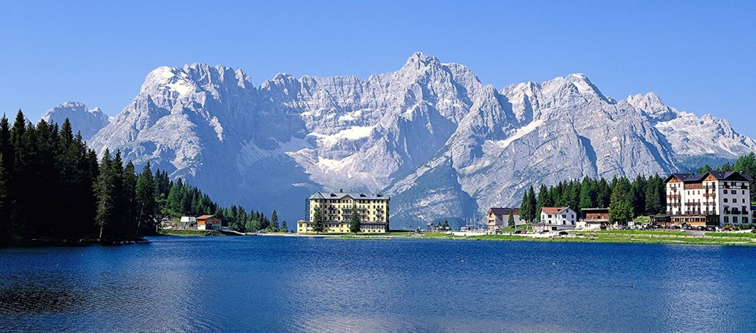 Lago con las Dolomitas de fondo.