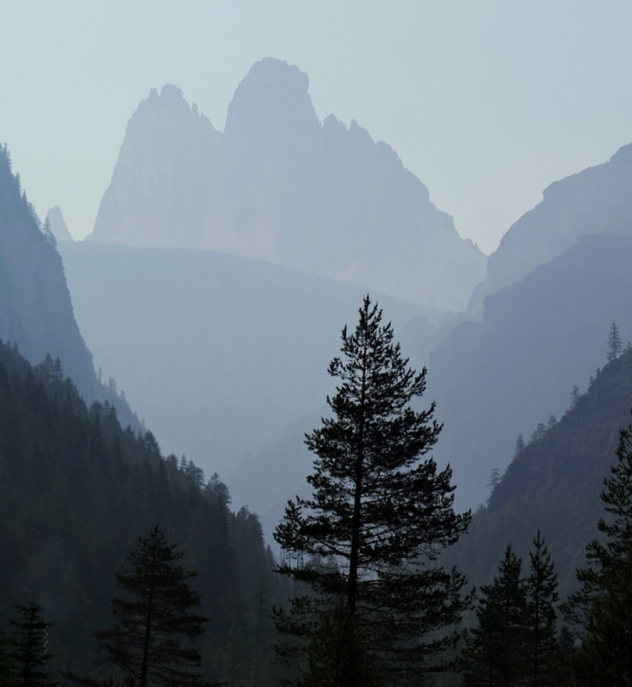 Dolomitas entre la niebla matinal.