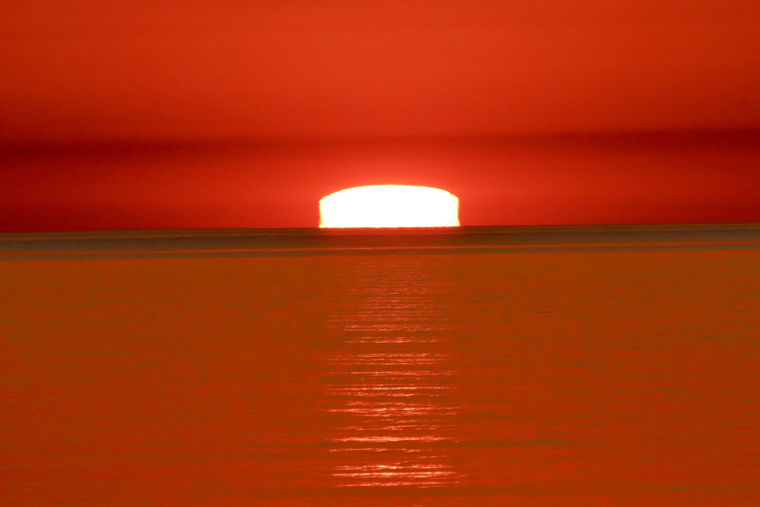 Sol achatado en el amanecer de Begur.