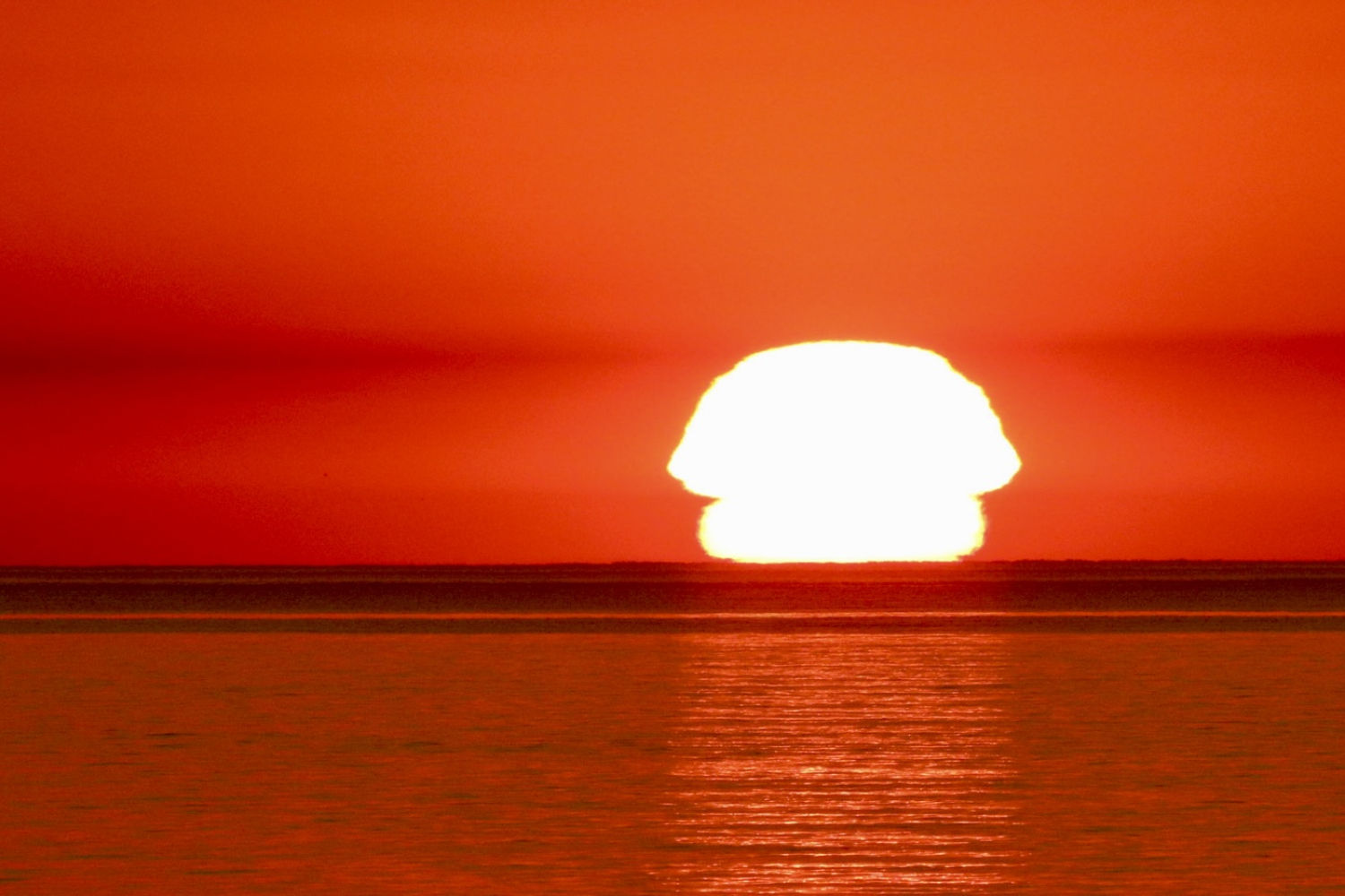 Amanecer de sol deformado en Begur.