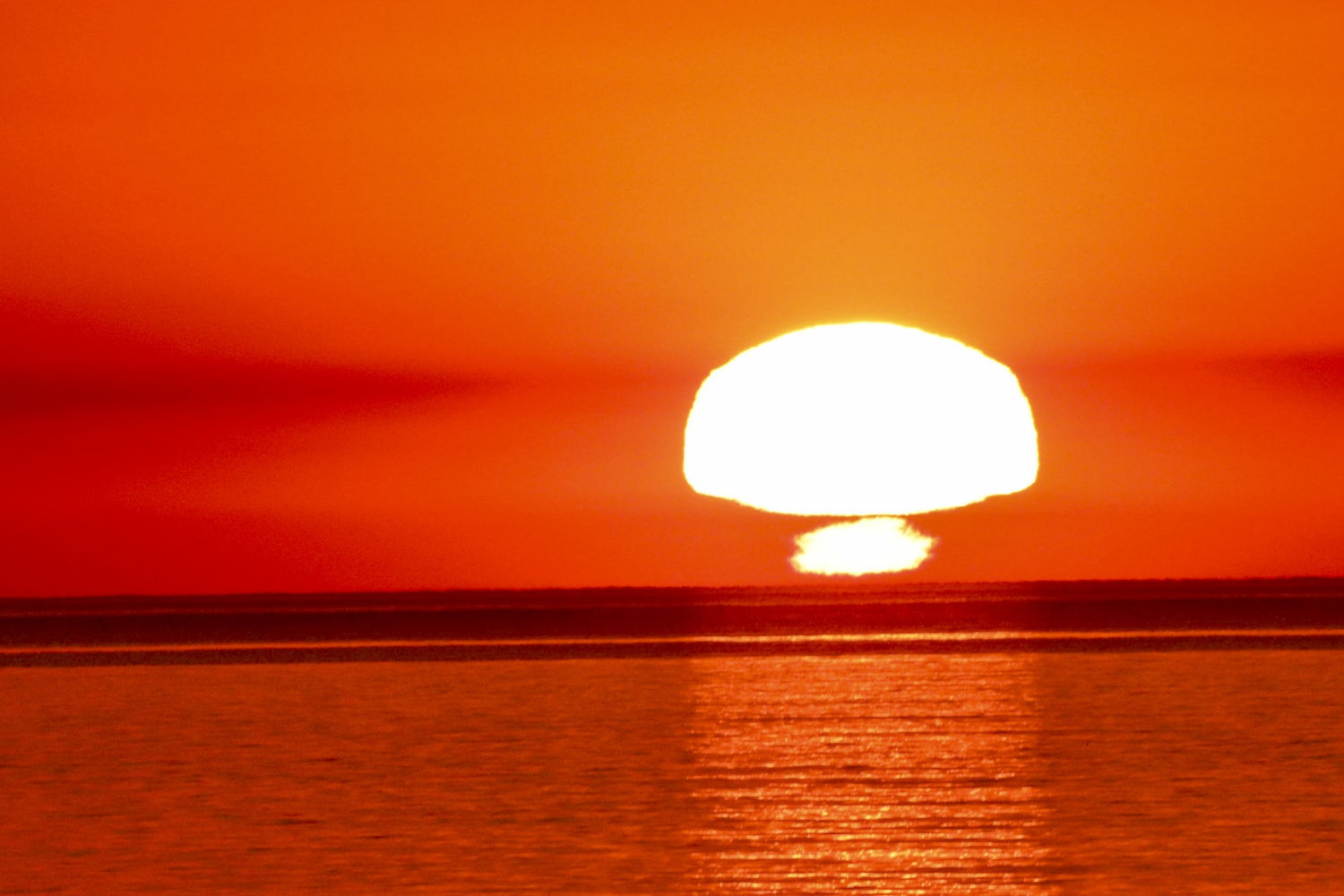 Reflejos del sol deformado.