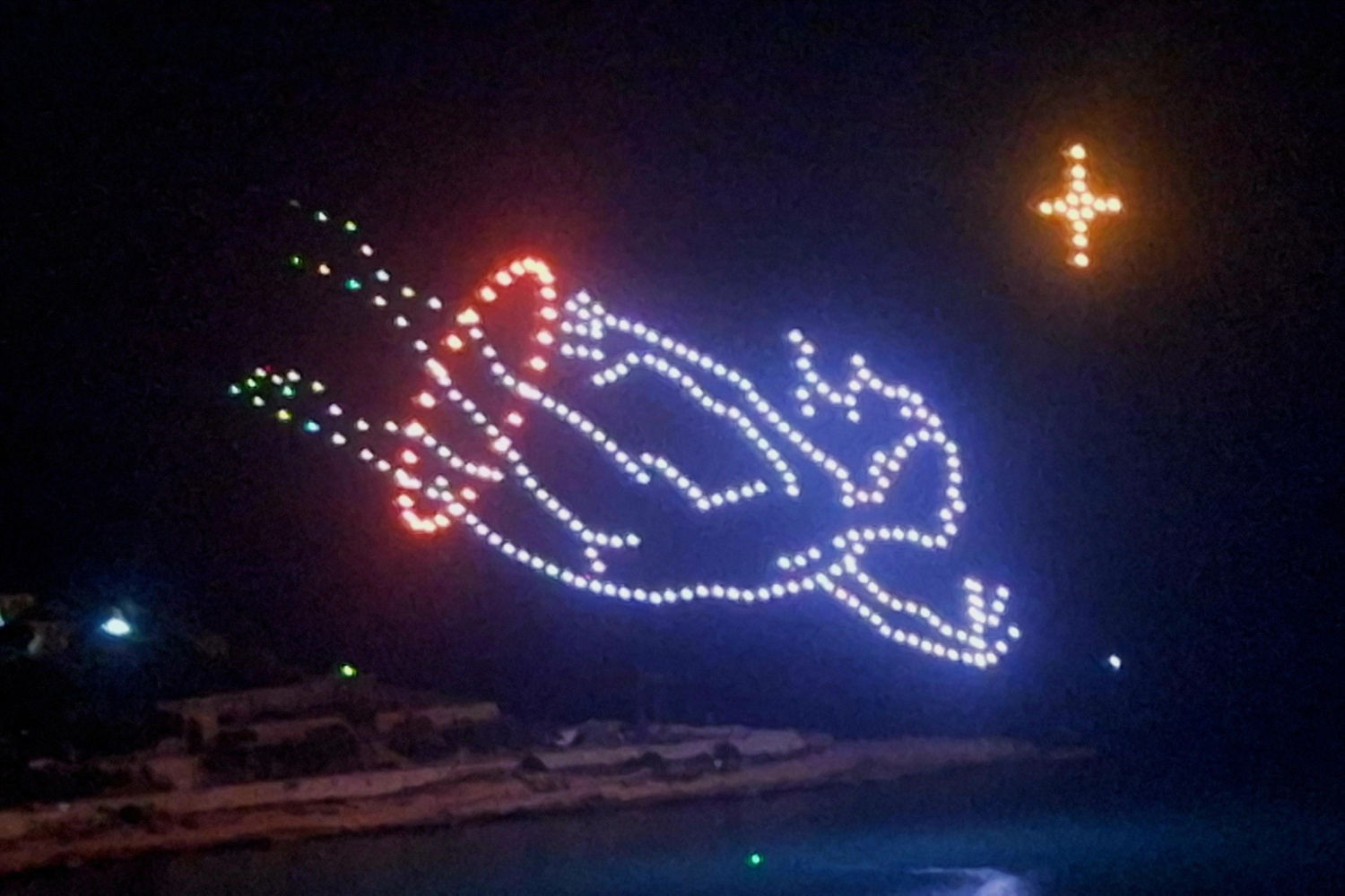 Fantasía de luces creada con drones en la playa del Miracle.