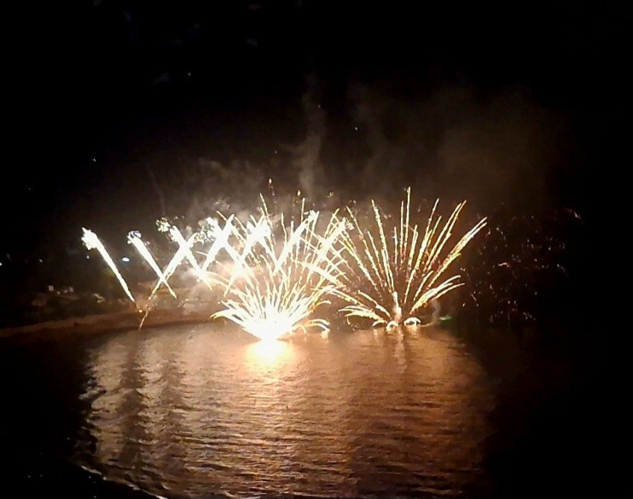 La pirotecnia ilumina el mar de Tarragona.
