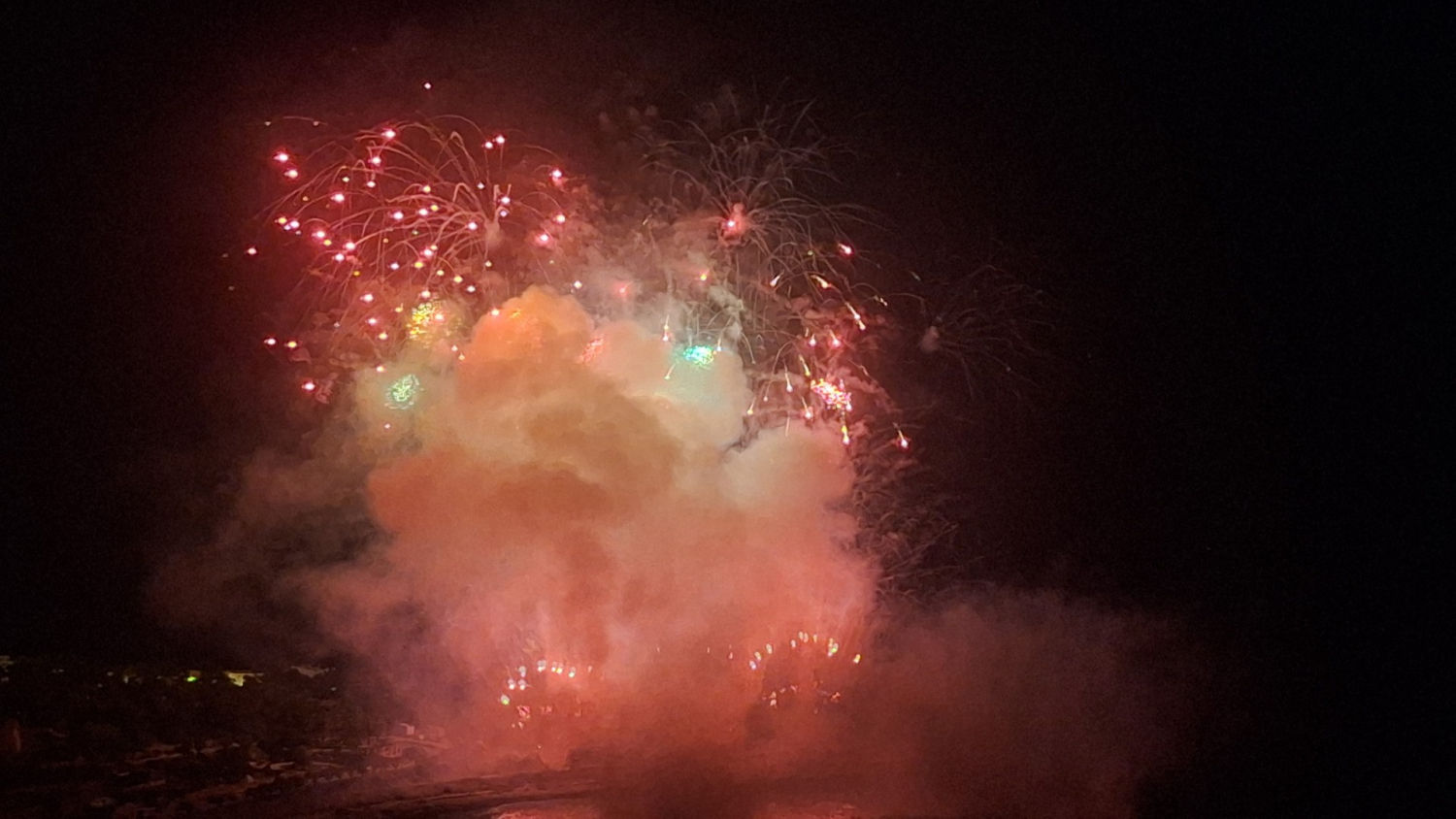 Color y estruendo en el concurso internacional de fuegos artificiales de Tarragona.
