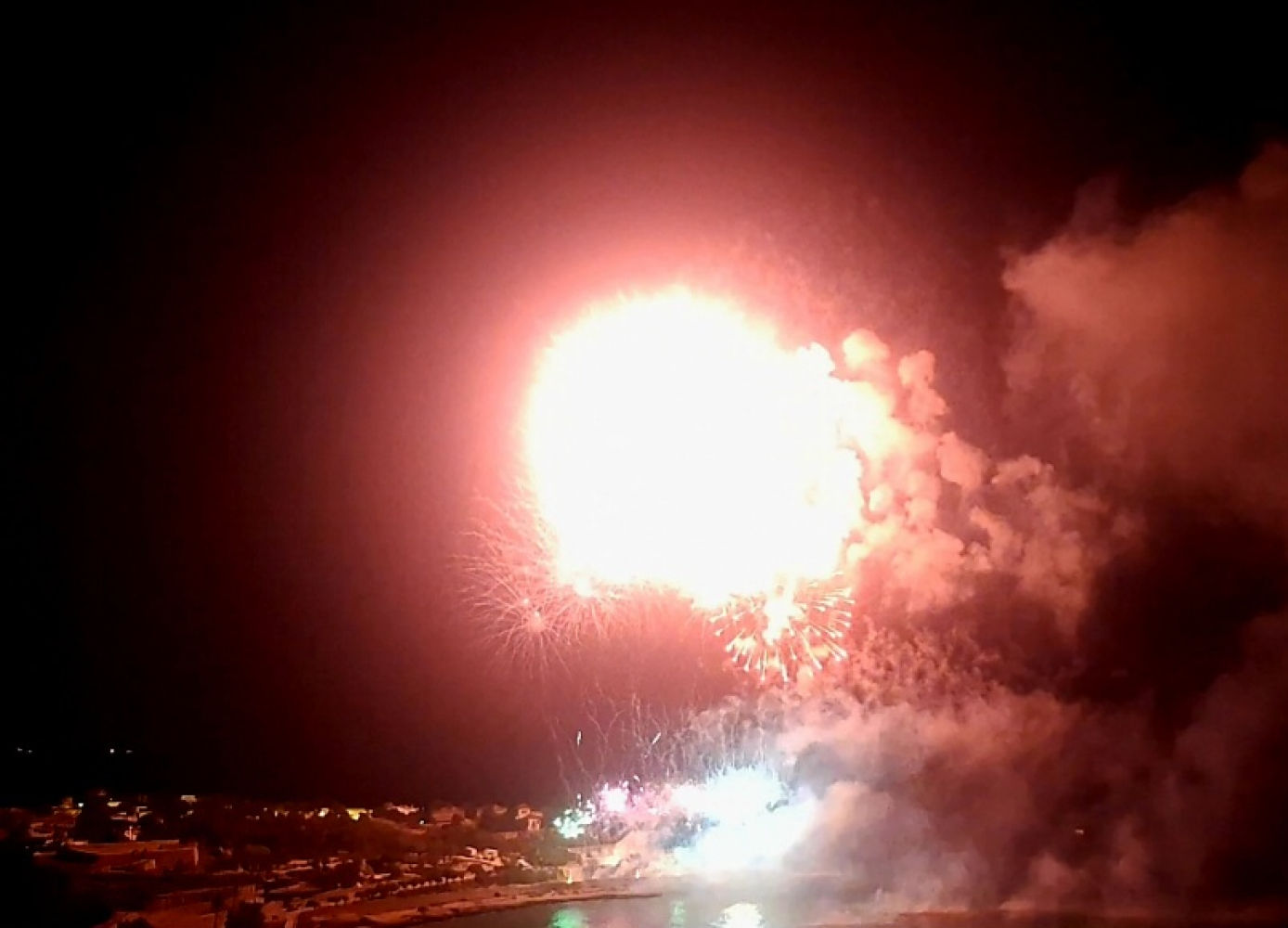 Instante de fuego y luz en el concurso internacional de fuegos artificiales de Tarragona.
