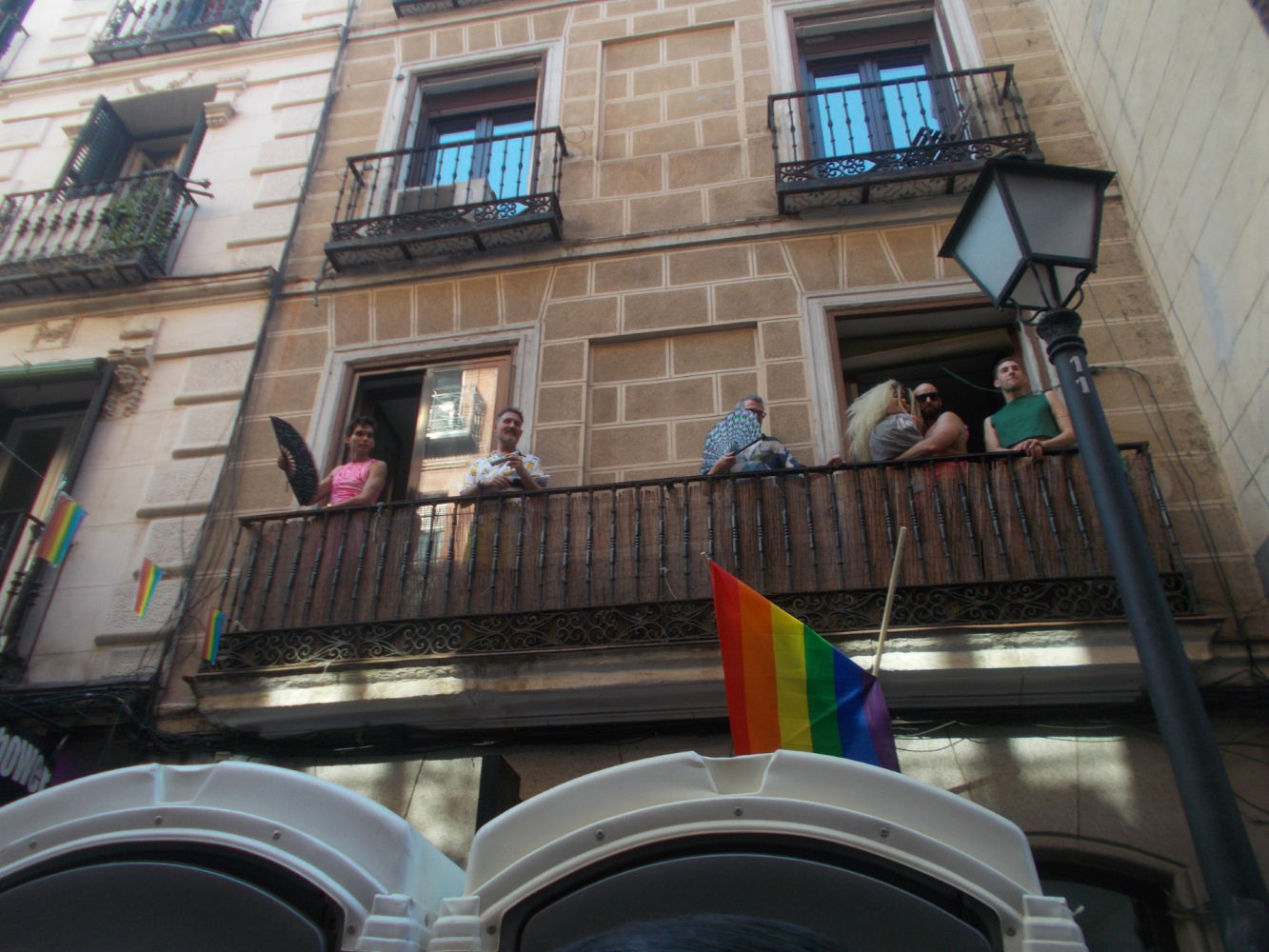 Siguiendo desde el balcón la fiesta del Orgullo Gay Madrid 2025.