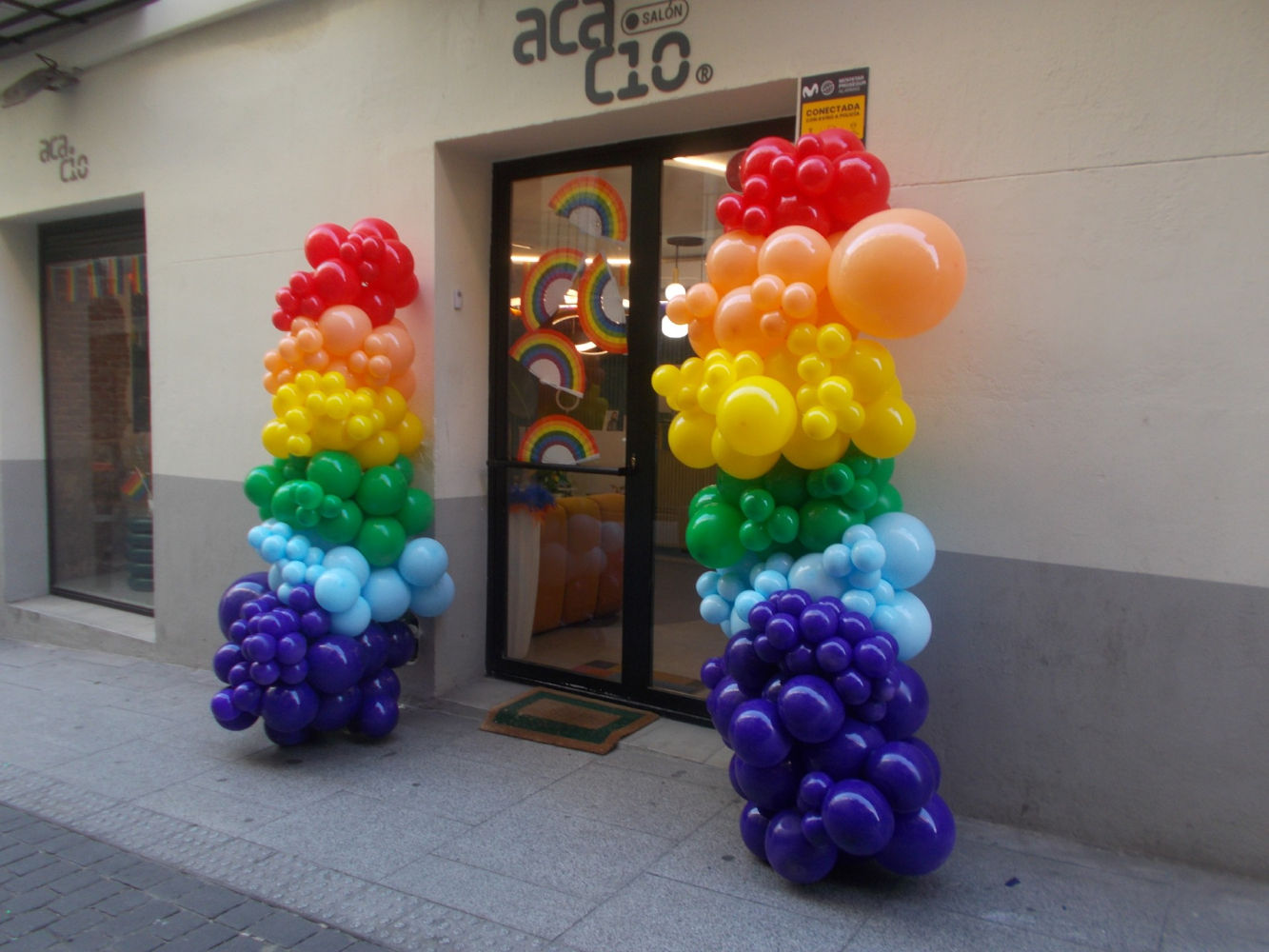 Globos arco iris ante un local de Chueca.