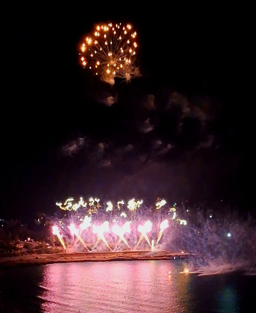 Noche de fuegos artificiales en Tarragona.