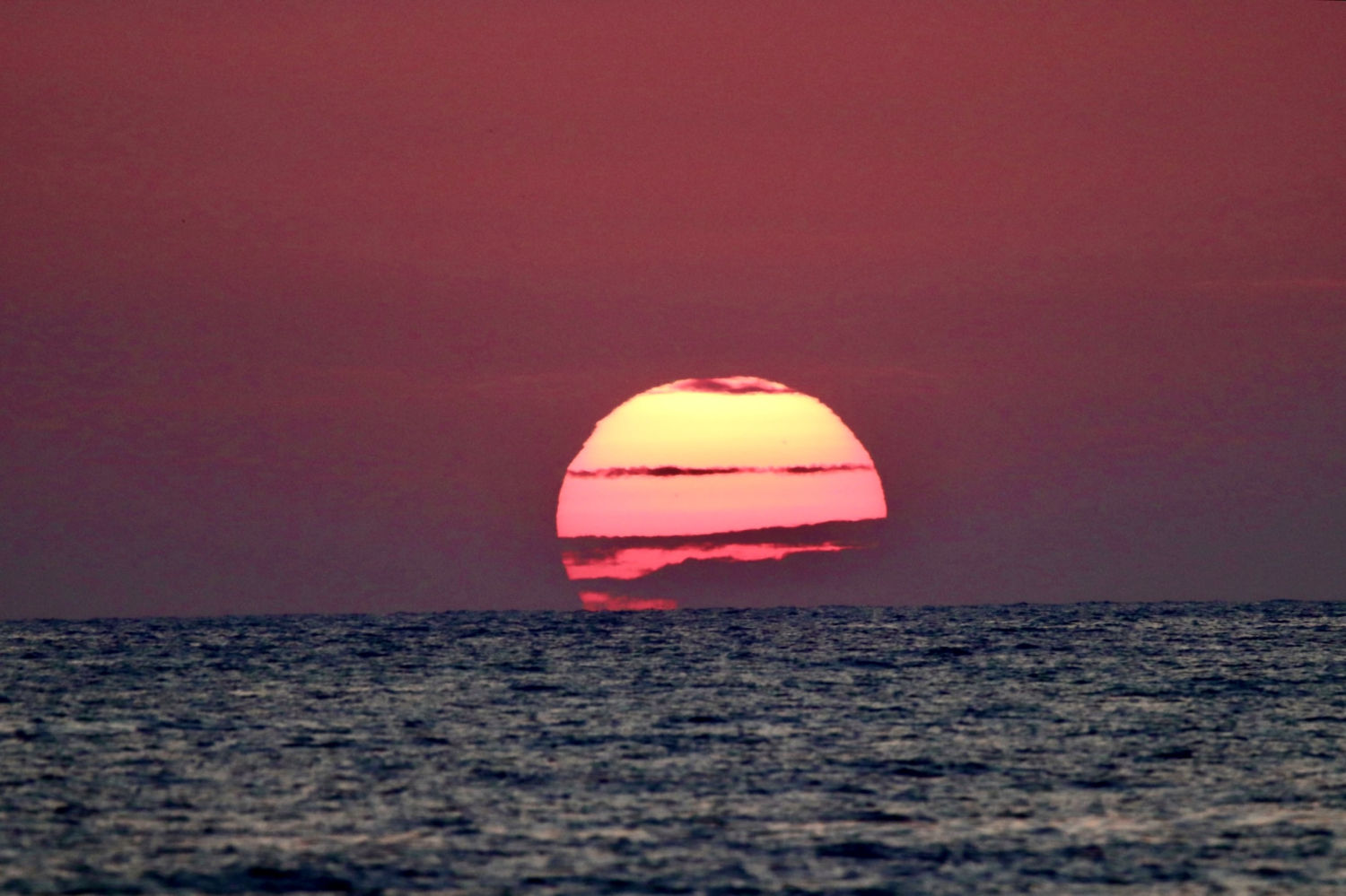 El fenómeno del sol roto al amanecer.