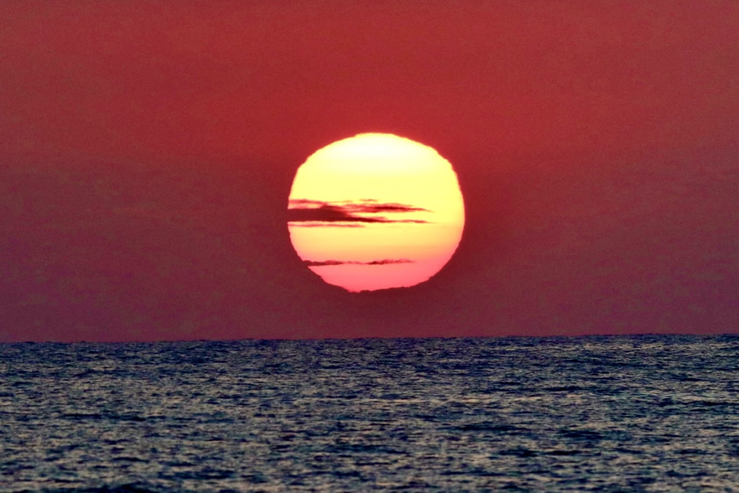 El sol ya se ve más formado, sin casi roturas.