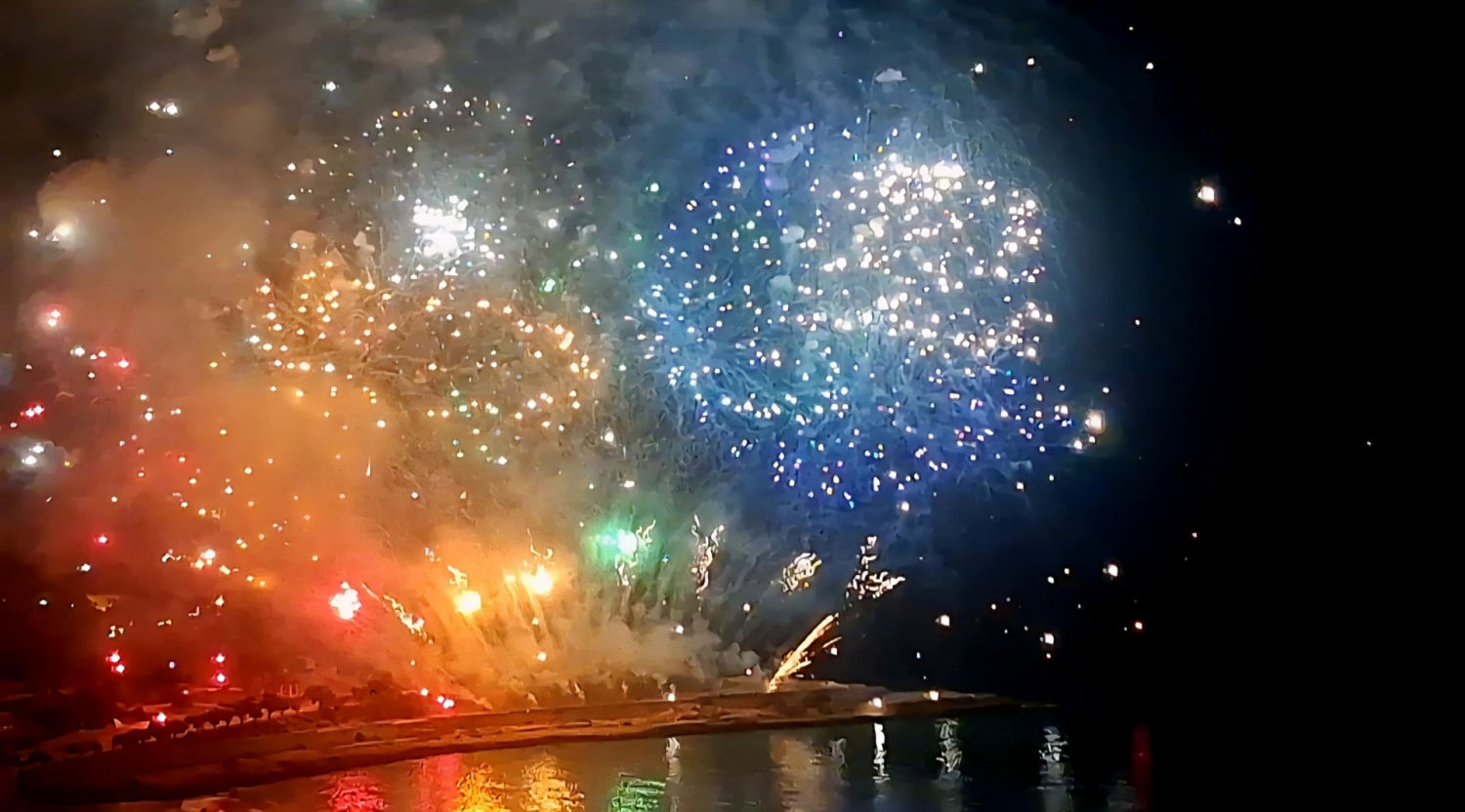 Fuegos artificiales multicolor.