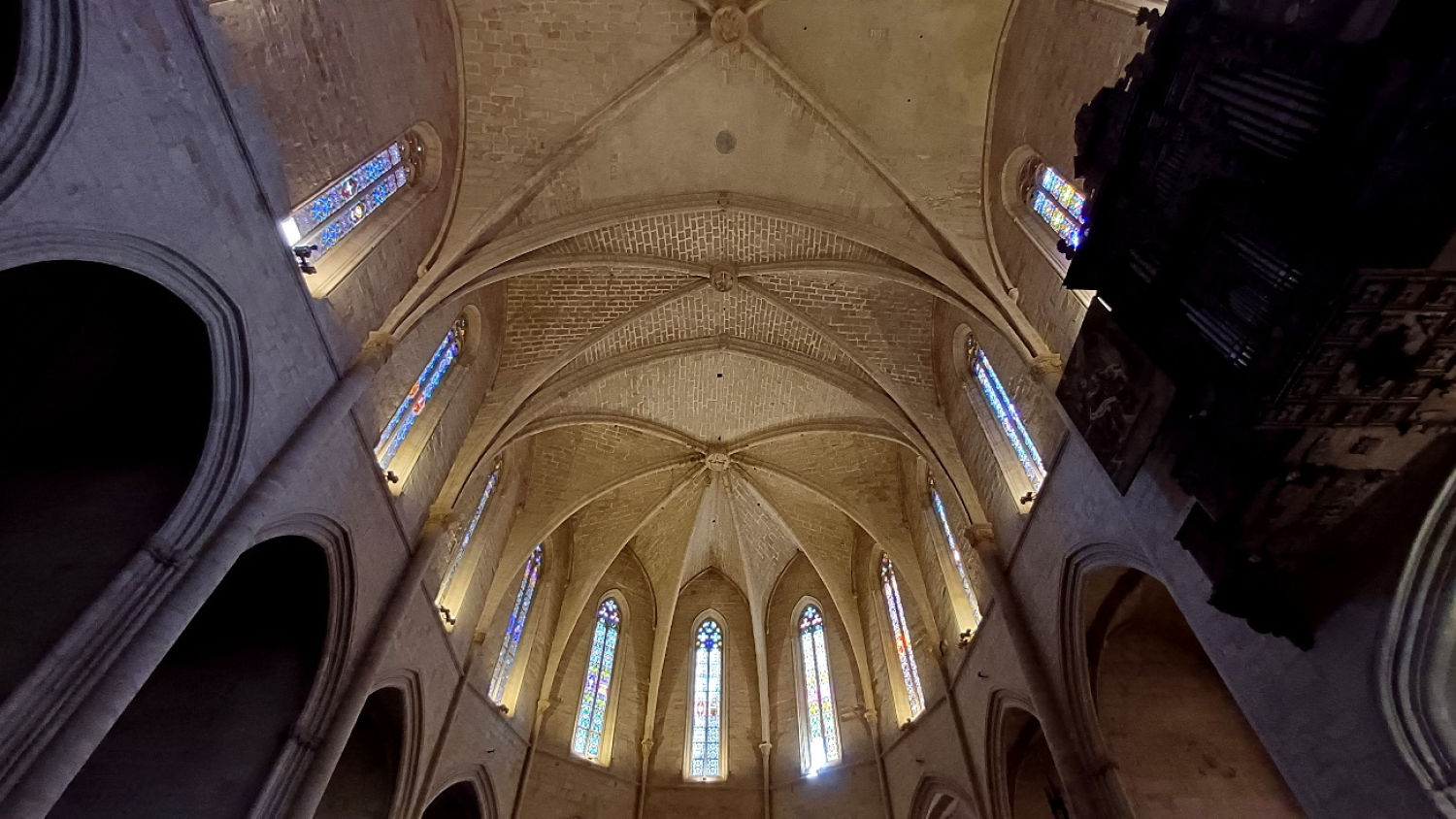 Techos altos de la iglesia de Santa María la Mayor.