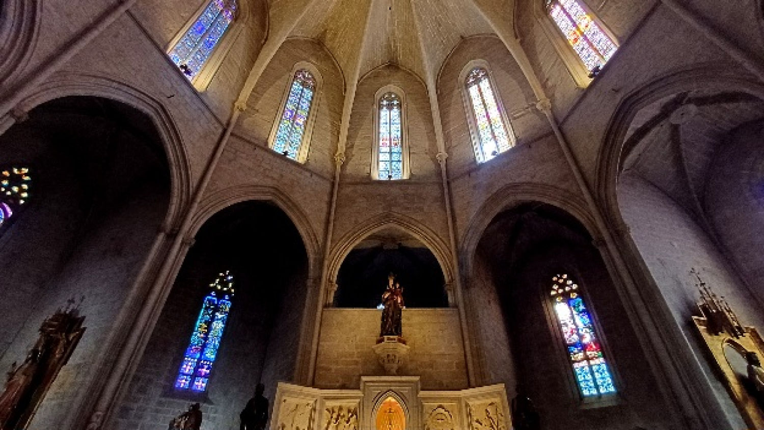 Arcos y vidrieras del templo gótico en Montblanc.