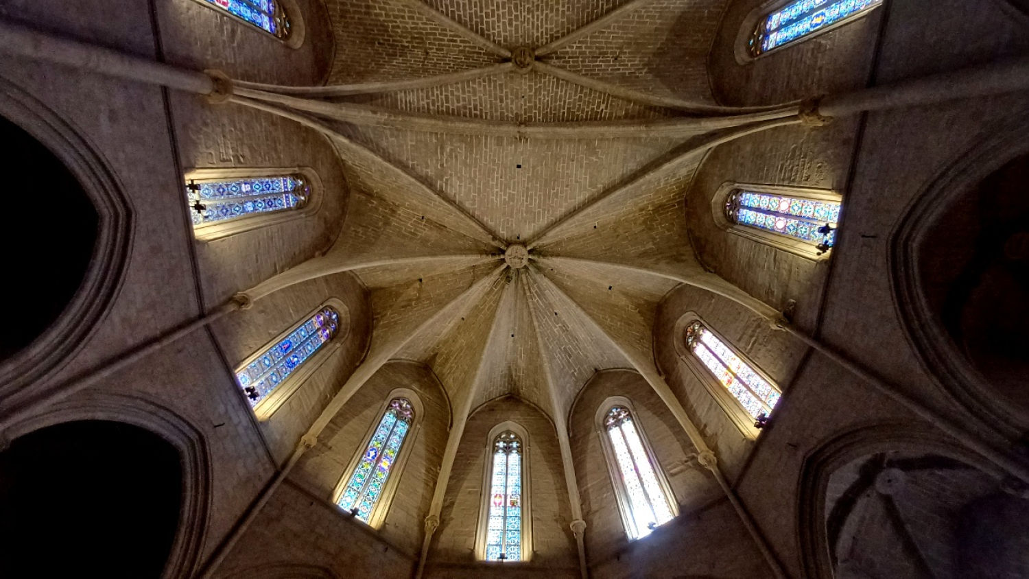 Techo de la nave con bóveda de crucería en Montblanc.