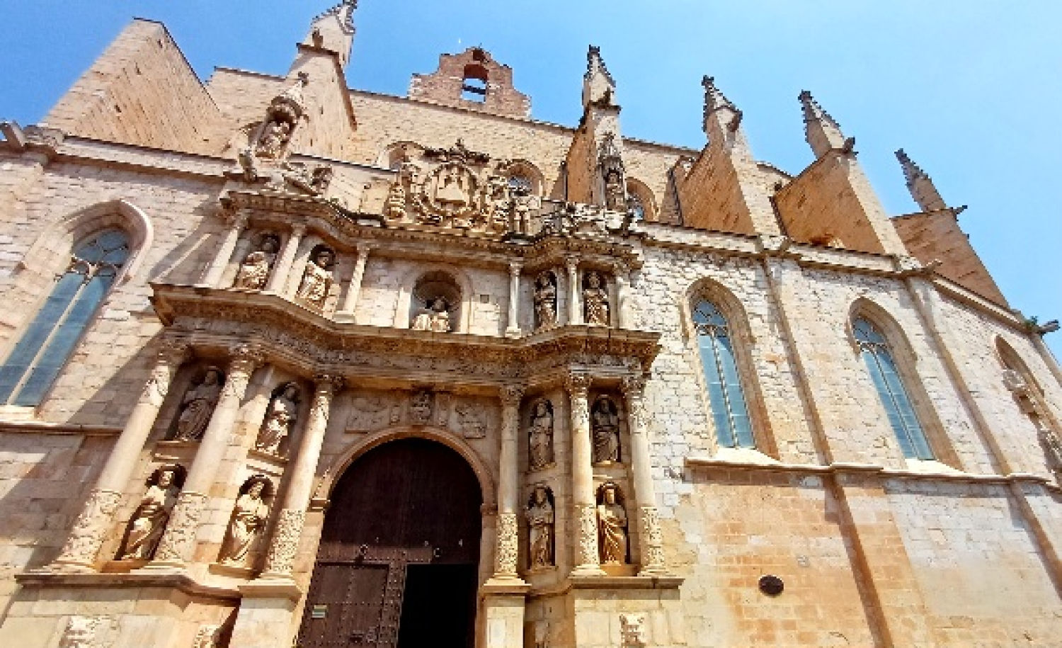 Fachada del templo gótico de Santa María la Major.
