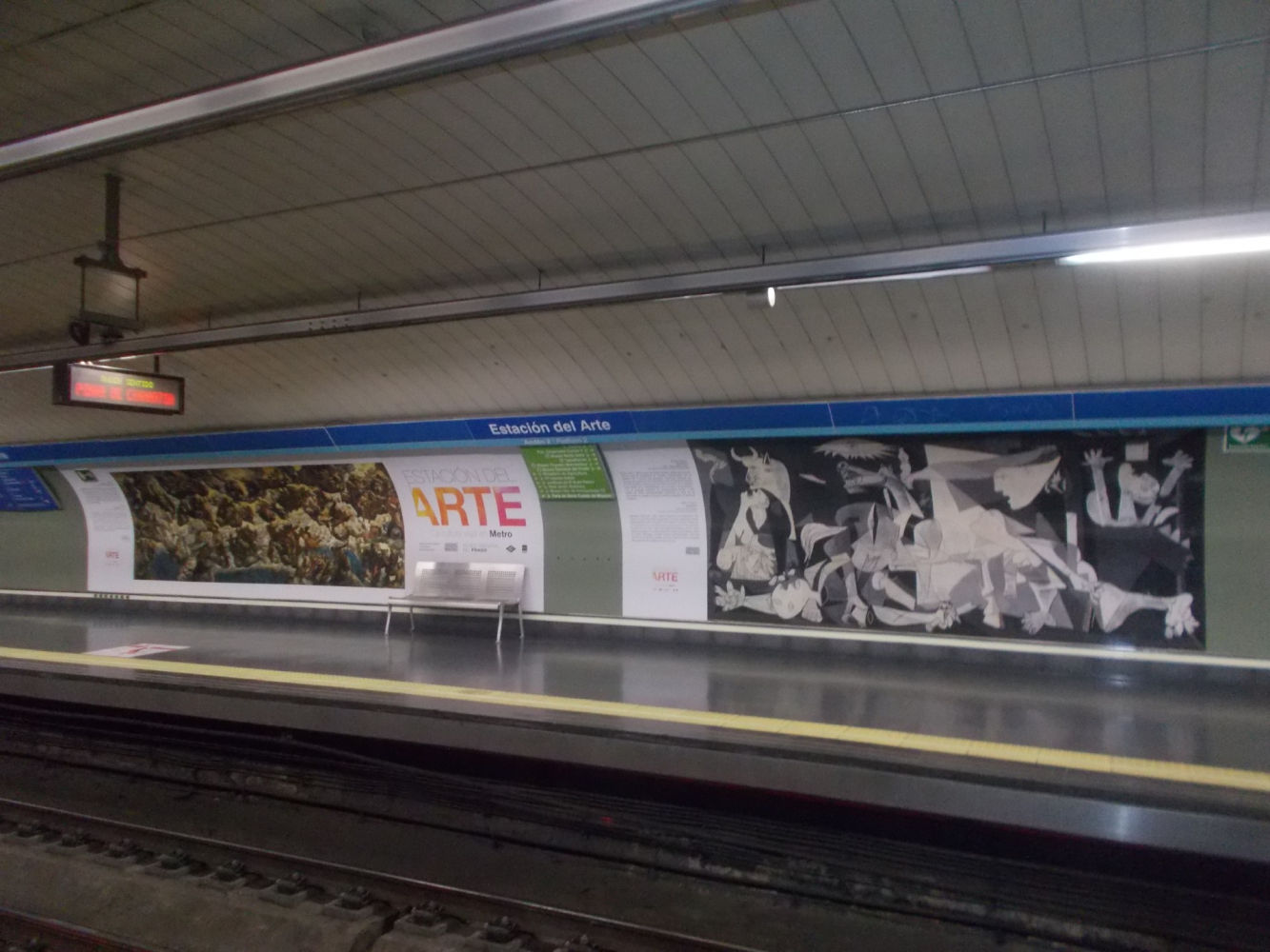 El 'Guernika' de Picasso también está presente en el andén de la Estación del Arte.