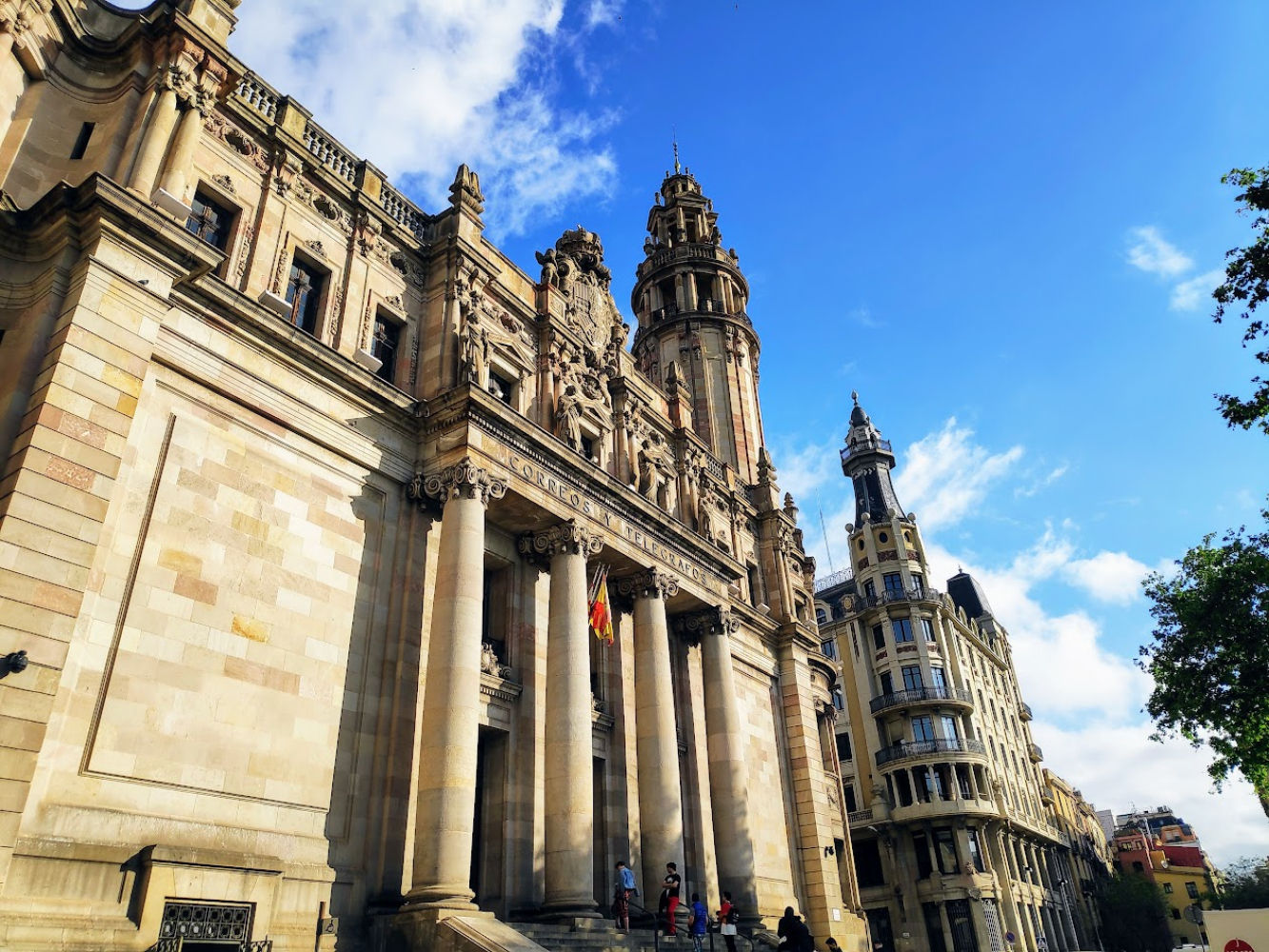 Fachada del edificio central de Correos y Telégrafos en Barcelona.