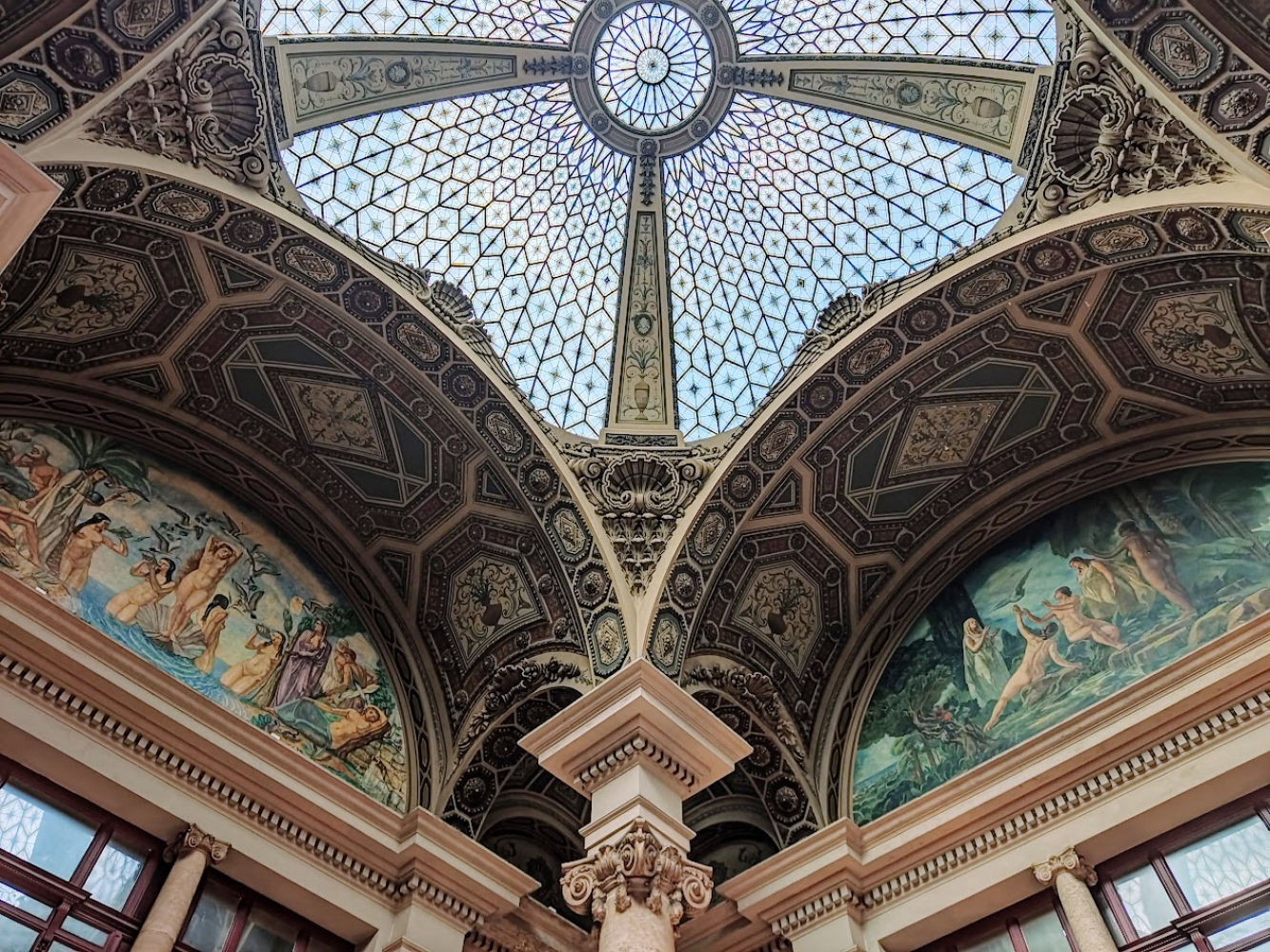 Perspectiva de la cúpula y decoraciones interiores del edificio de Correos y Telégrafos en Barcelona.