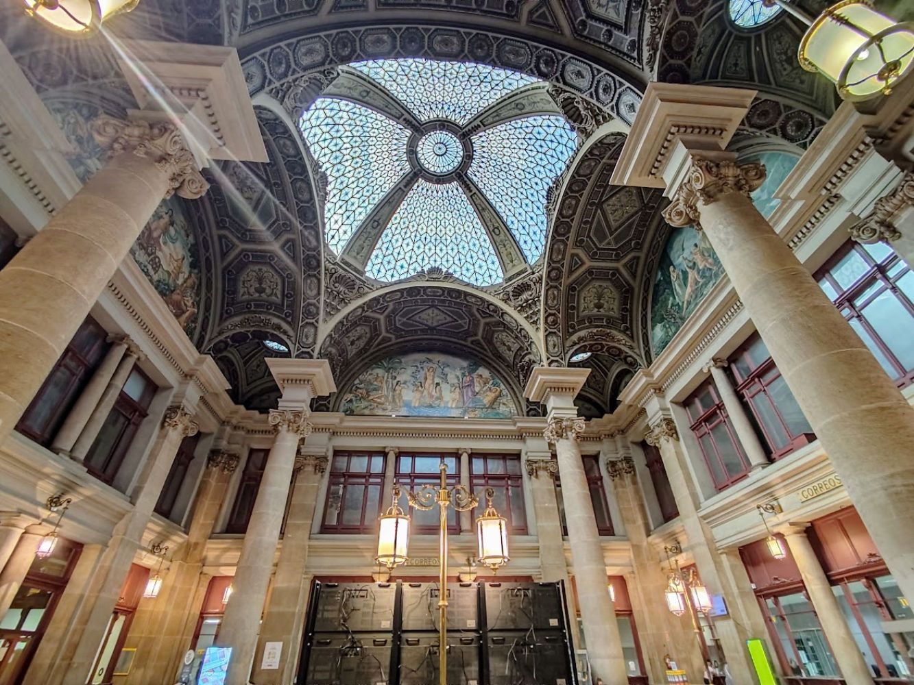 Otra perspectiva del vestíbulo de Correos y Telégrafos con las columnas y la cúpula.