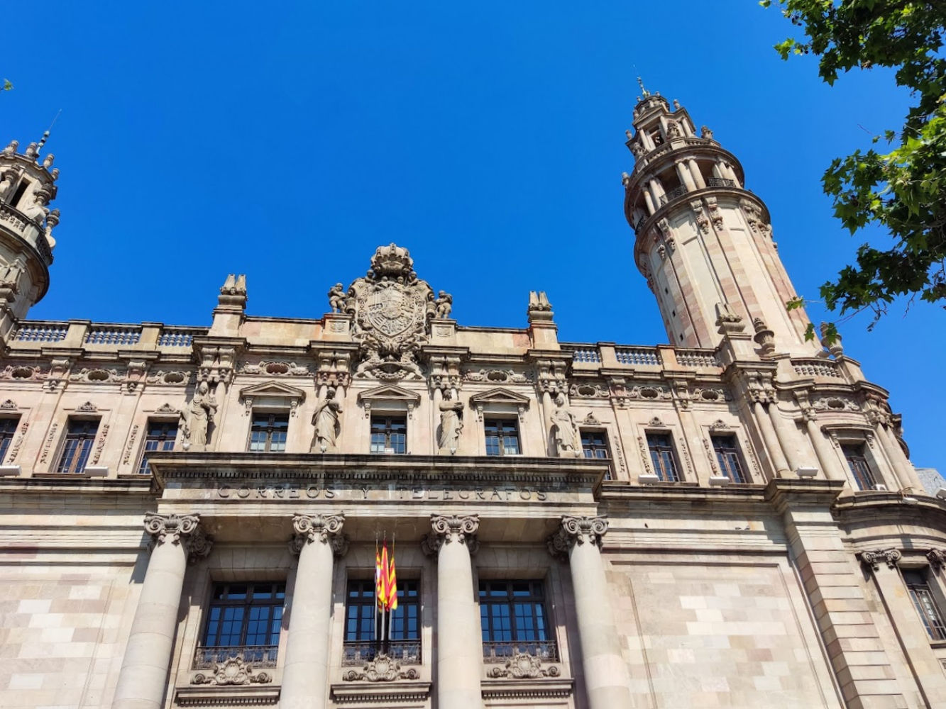 Fachada exterior de Correos y Telégrafos.