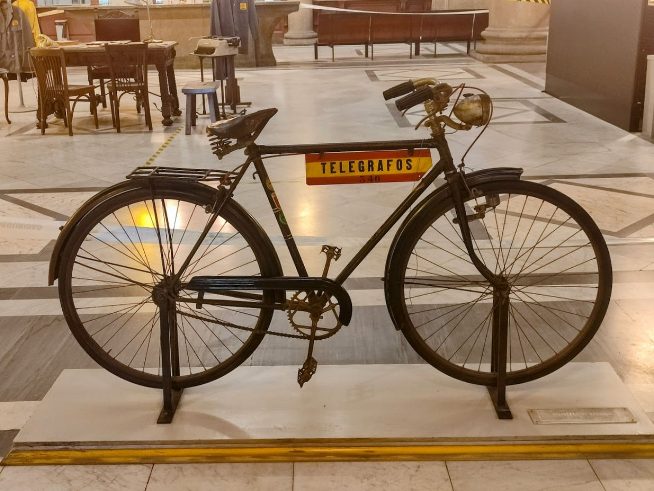 Bicicleta de época expuestas en el vestíbulo de Correos y Telégrafos.