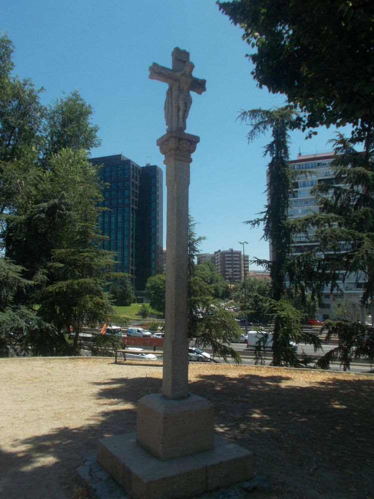 Cruceiro de piedra en el parque Breogán.