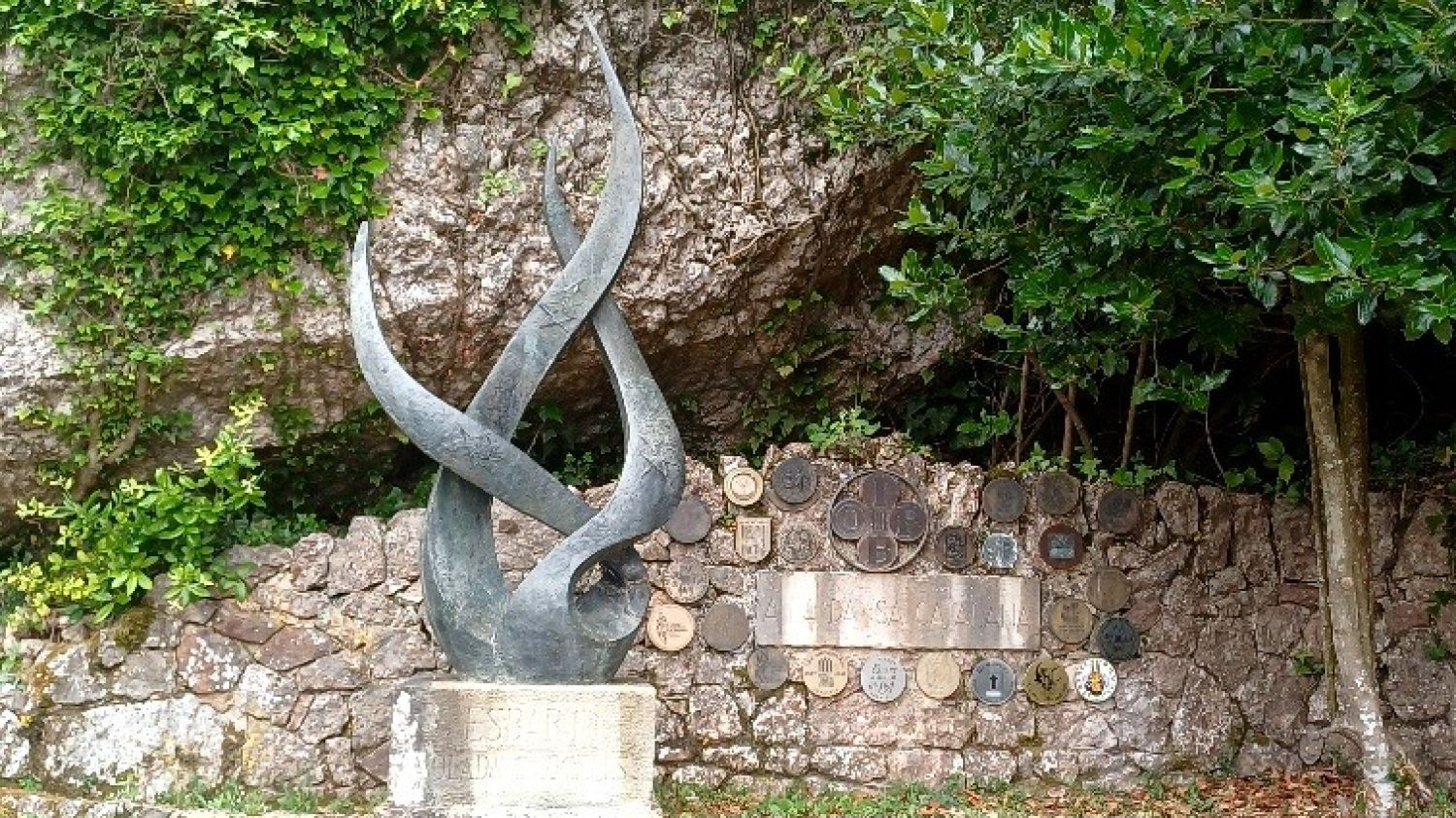Una escultura en el Camí dels Degotalls.