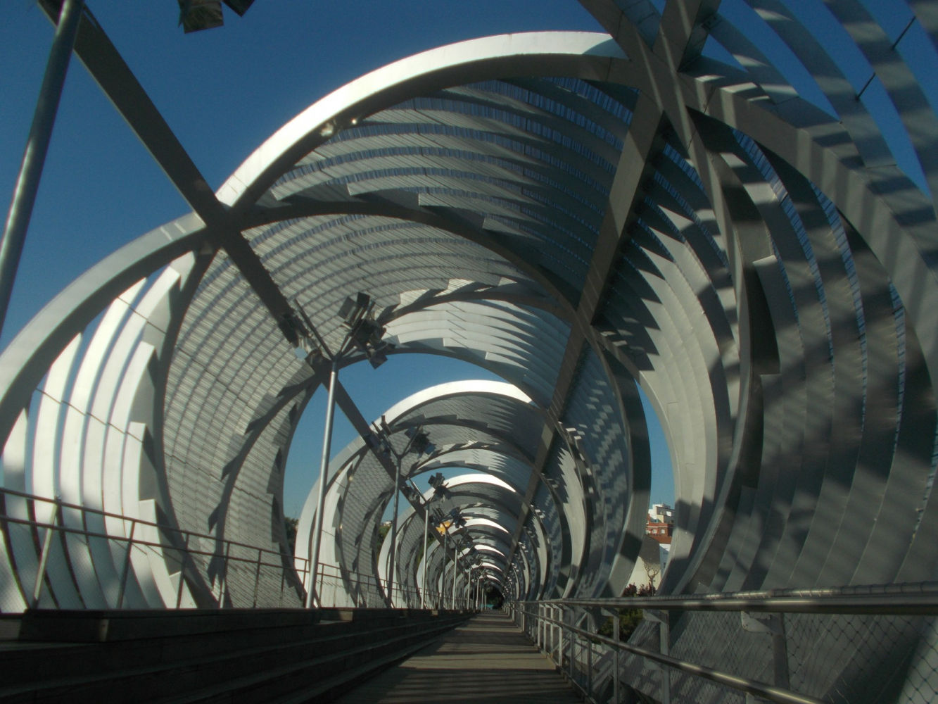 Detalles del diseño vanguardista del Puente de Perrault.