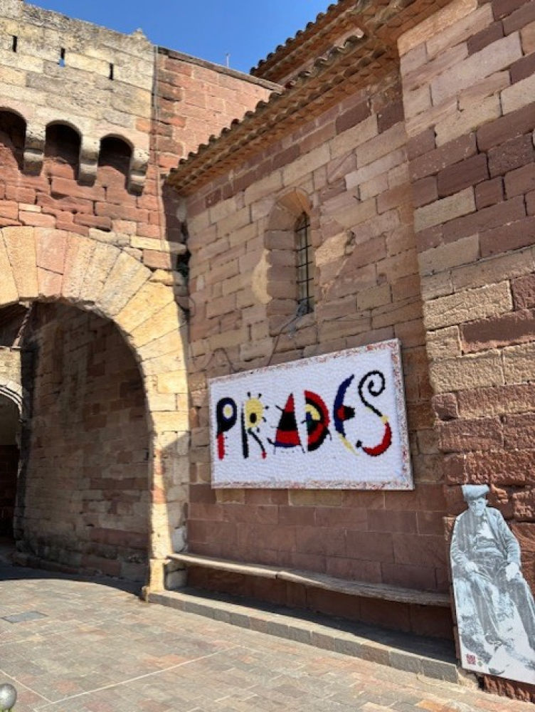 Retrato junto al cartel de Prades.